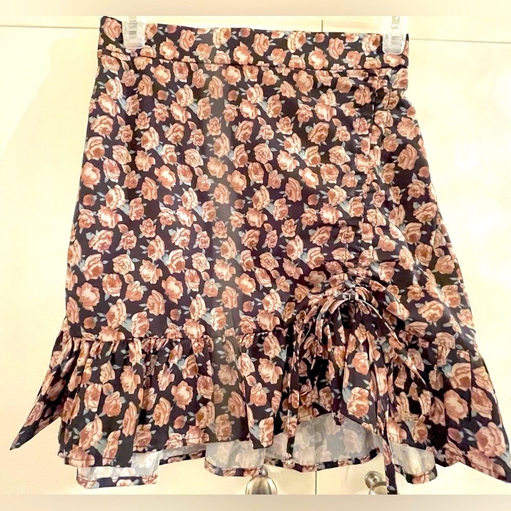 NWOT Drawstring Front Ruffle Hem Mini Skirt. Size XS - Picture 6 of 9